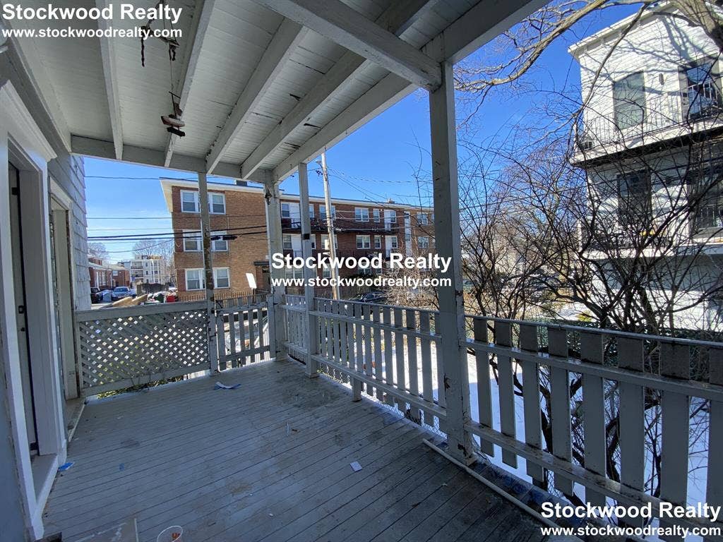 ROOM FOR RENT near T!