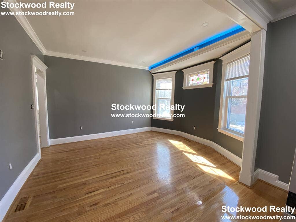 ROOM FOR RENT near T!