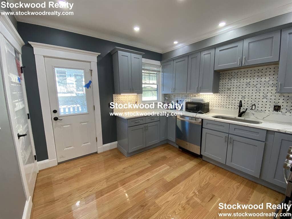 ROOM FOR RENT near T!