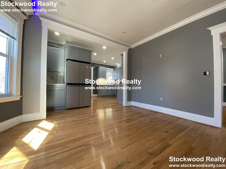 ROOM FOR RENT near T!