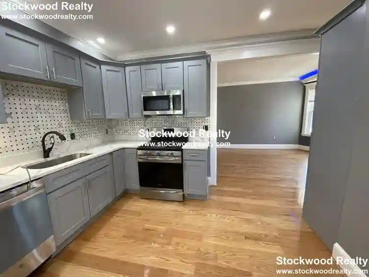 ROOM FOR RENT near T!