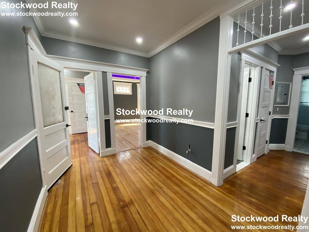 ROOM FOR RENT near T!