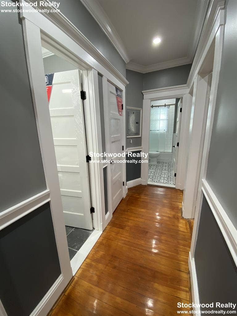 ROOM FOR RENT near T!