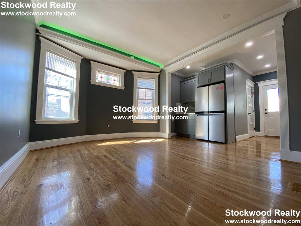 ROOM FOR RENT near T!