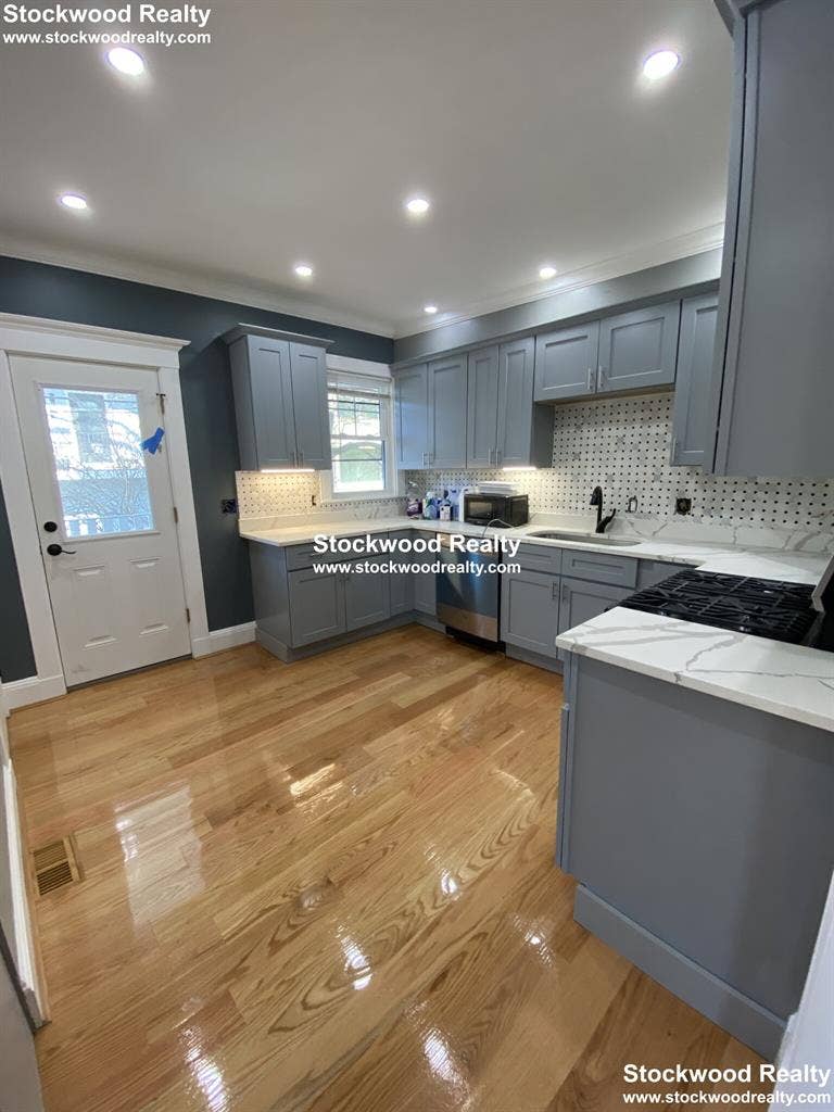 ROOM FOR RENT near T!