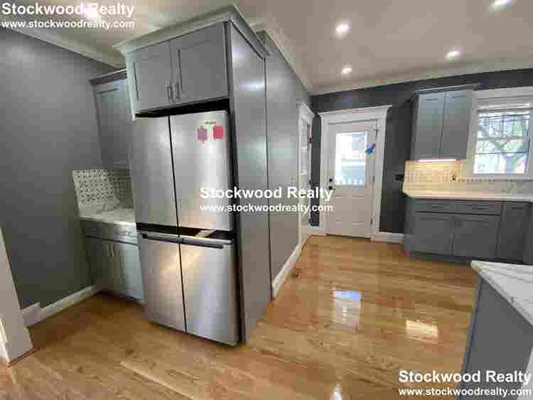 ROOM FOR RENT near T!