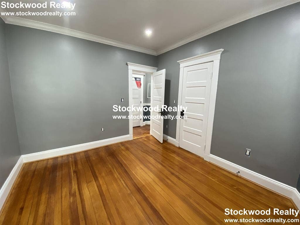 ROOM FOR RENT near T!
