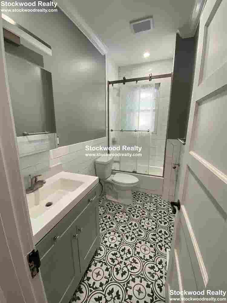 ROOM FOR RENT near T!