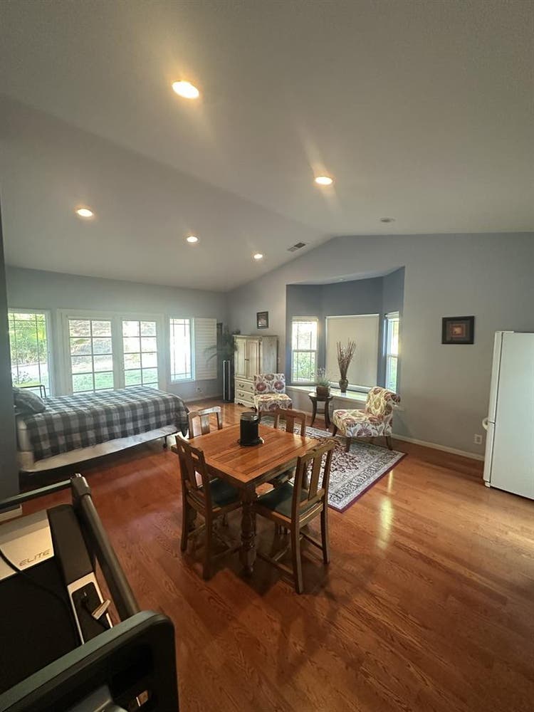 Huge room w/private entrance & bath