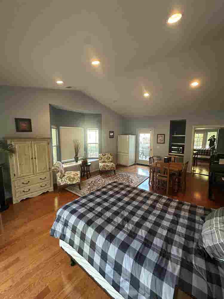 Huge room w/private entrance & bath