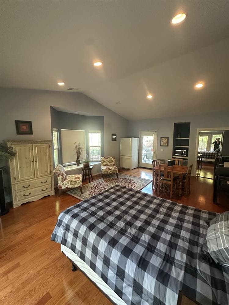 Huge room w/private entrance & bath