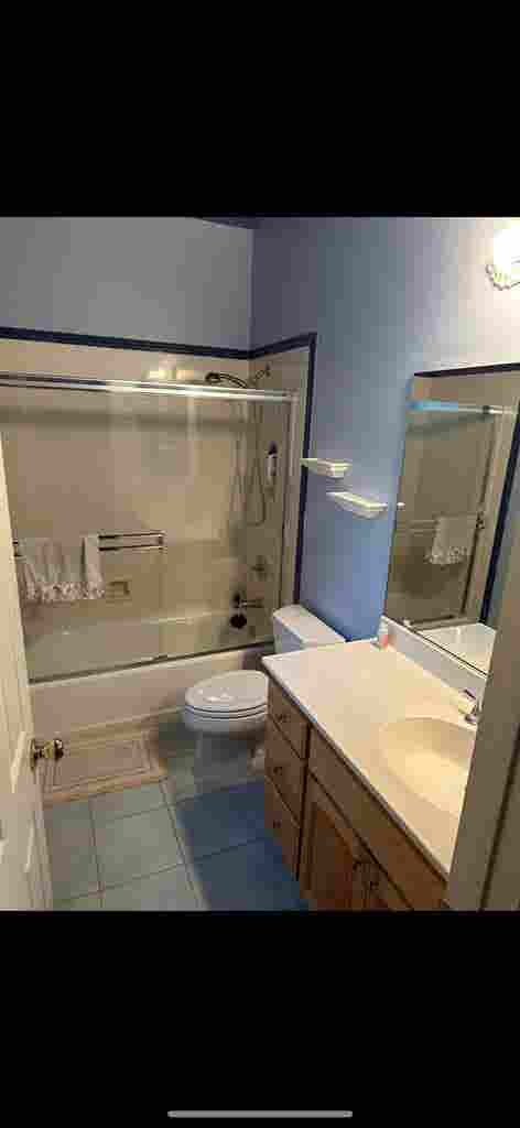 Huge room w/private entrance & bath