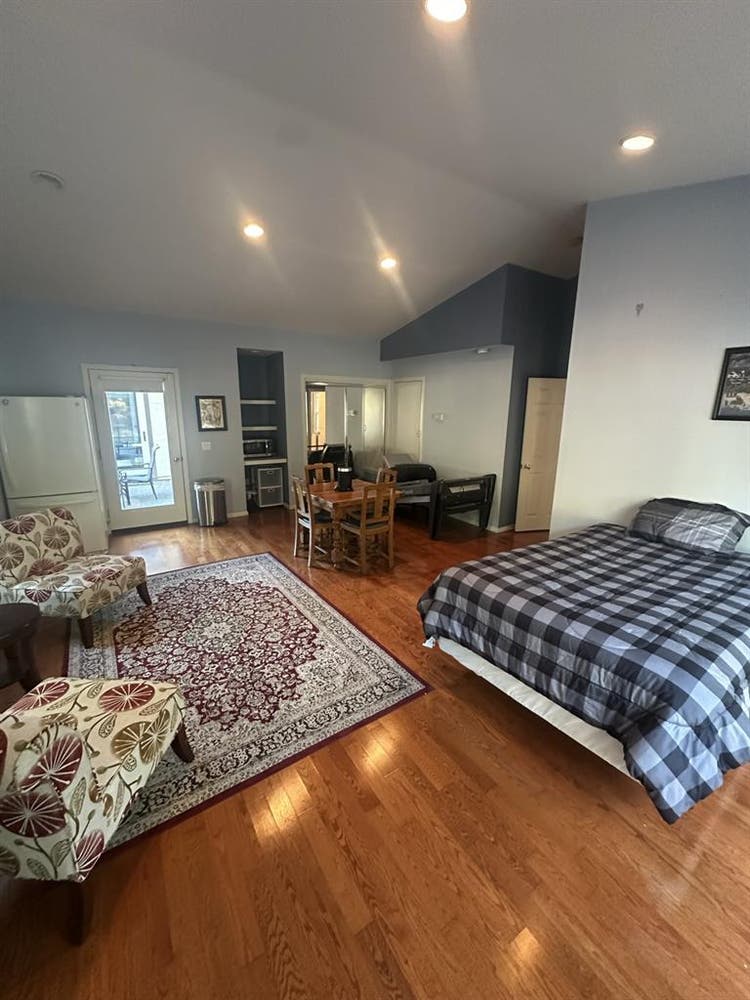Huge room w/private entrance & bath