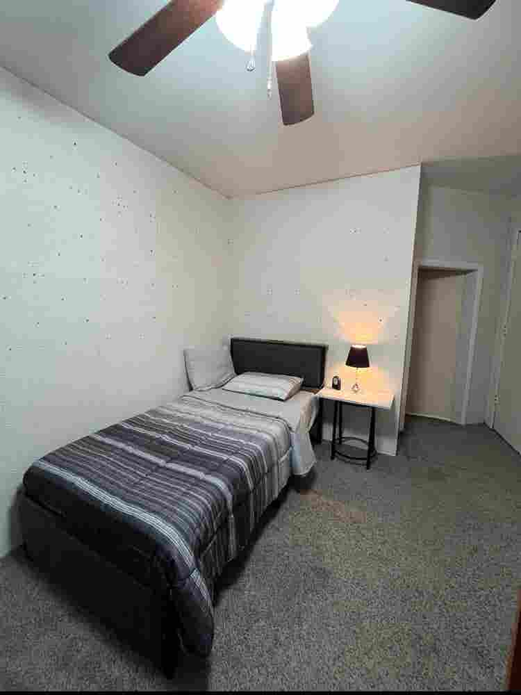 Room w/Walk-in Closet in TownCenter