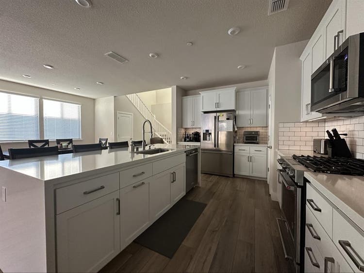 Private Upstairs Suite, Modern Home