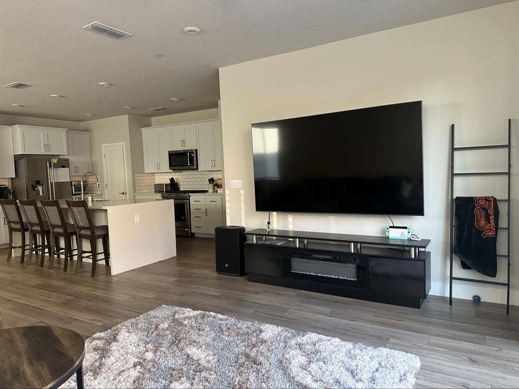 Private Upstairs Suite, Modern Home