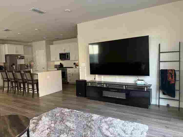 Private Upstairs Suite, Modern Home