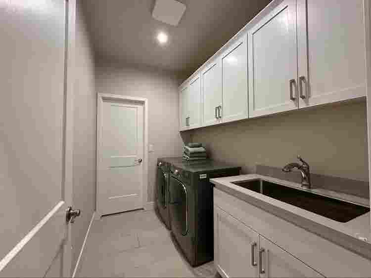 Private Upstairs Suite, Modern Home