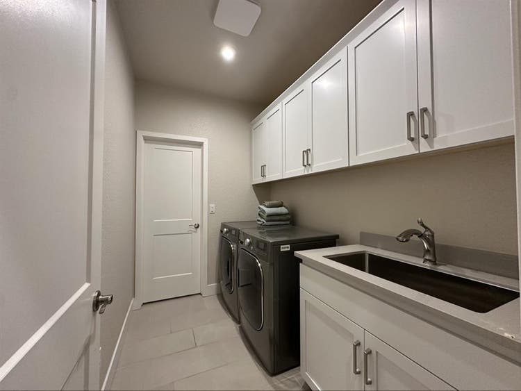 Private Upstairs Suite, Modern Home