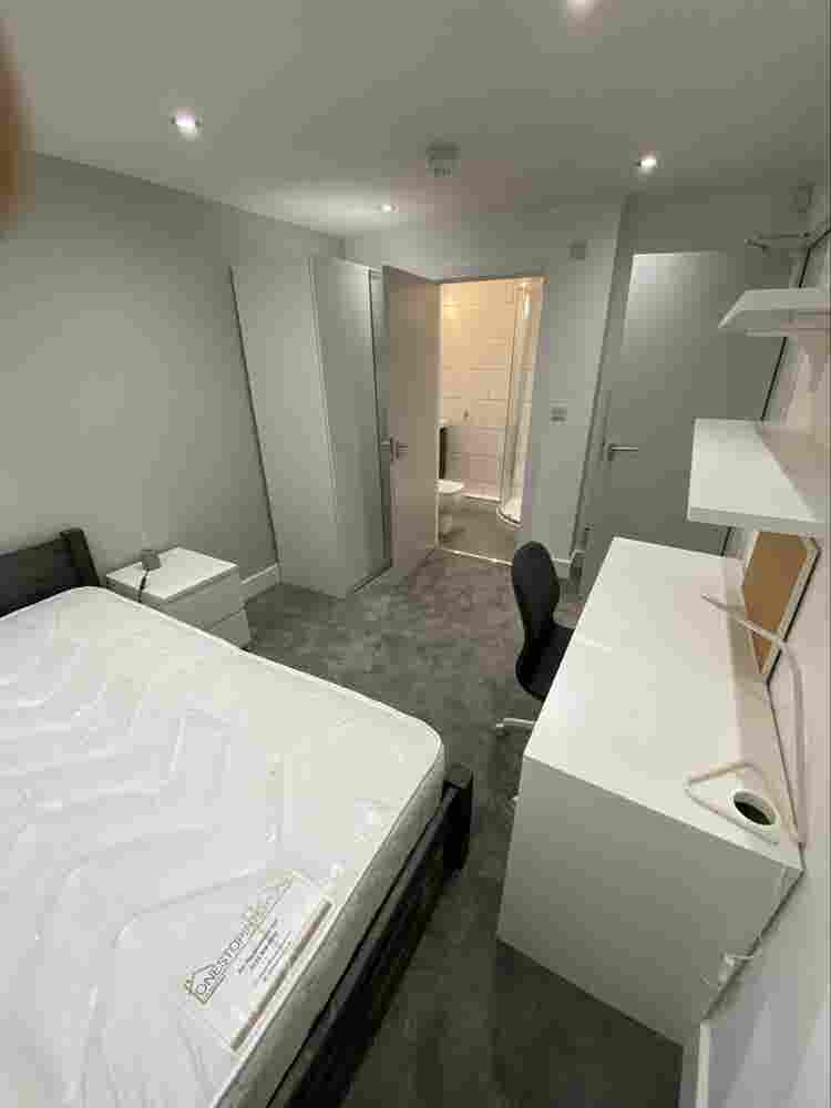 Furnished Ensuite Double Bedrooms