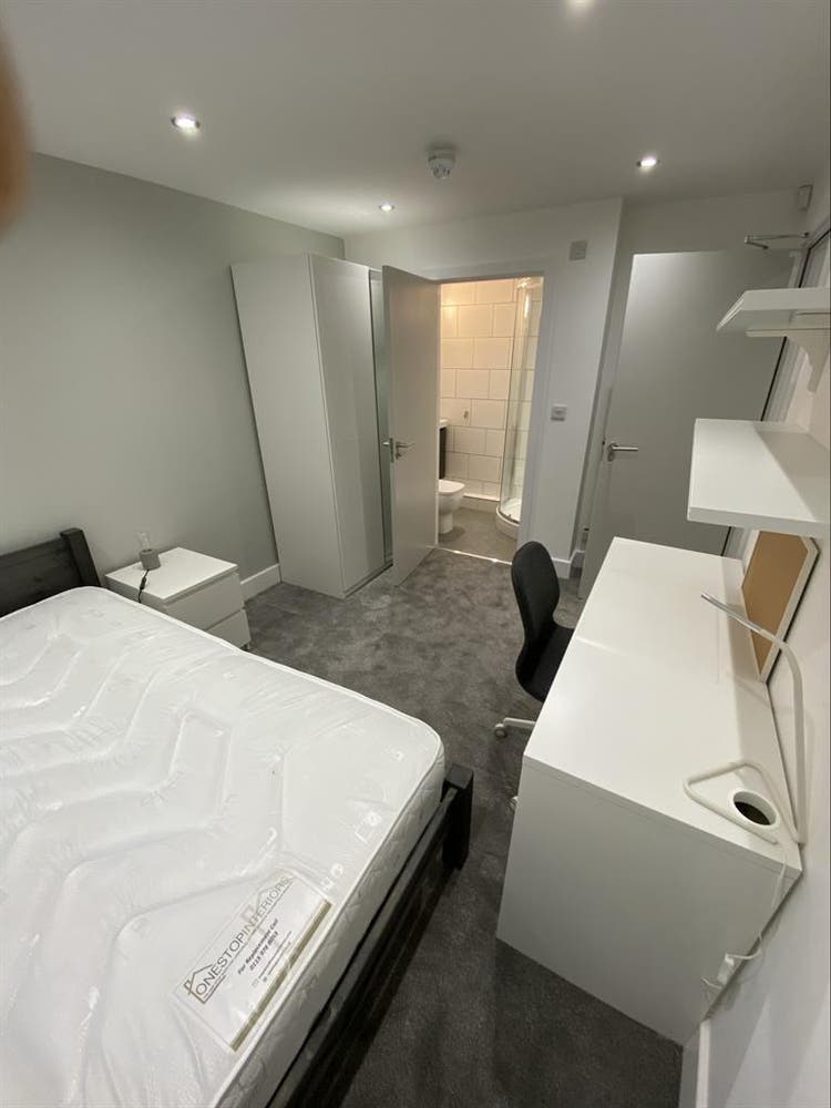 Furnished Ensuite Double Bedrooms