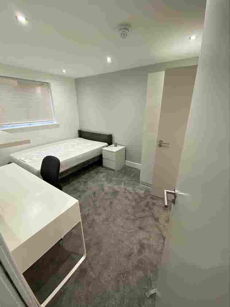 Furnished Ensuite Double Bedrooms