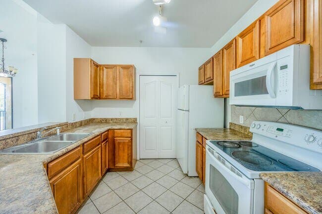ISO MALE OR Lgbtq+ Roommate