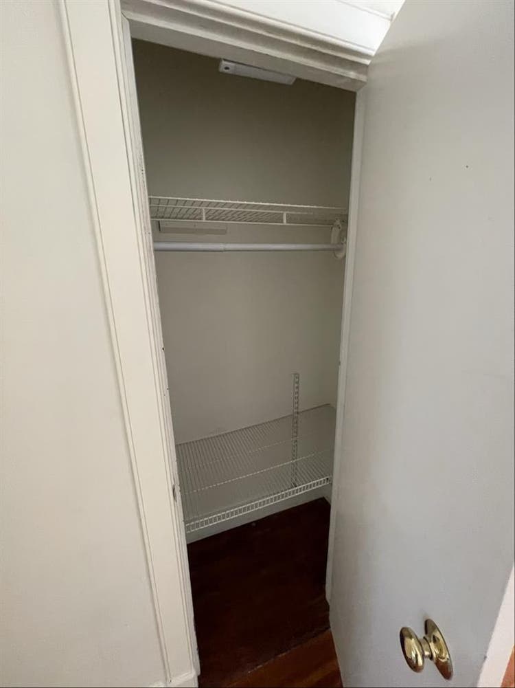 Looking for 2 roomies