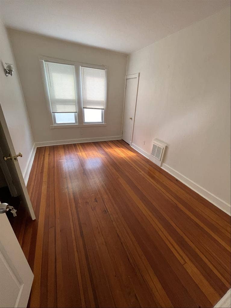 Looking for 2 roomies