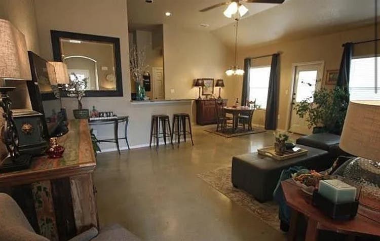 Looking for a Roomate