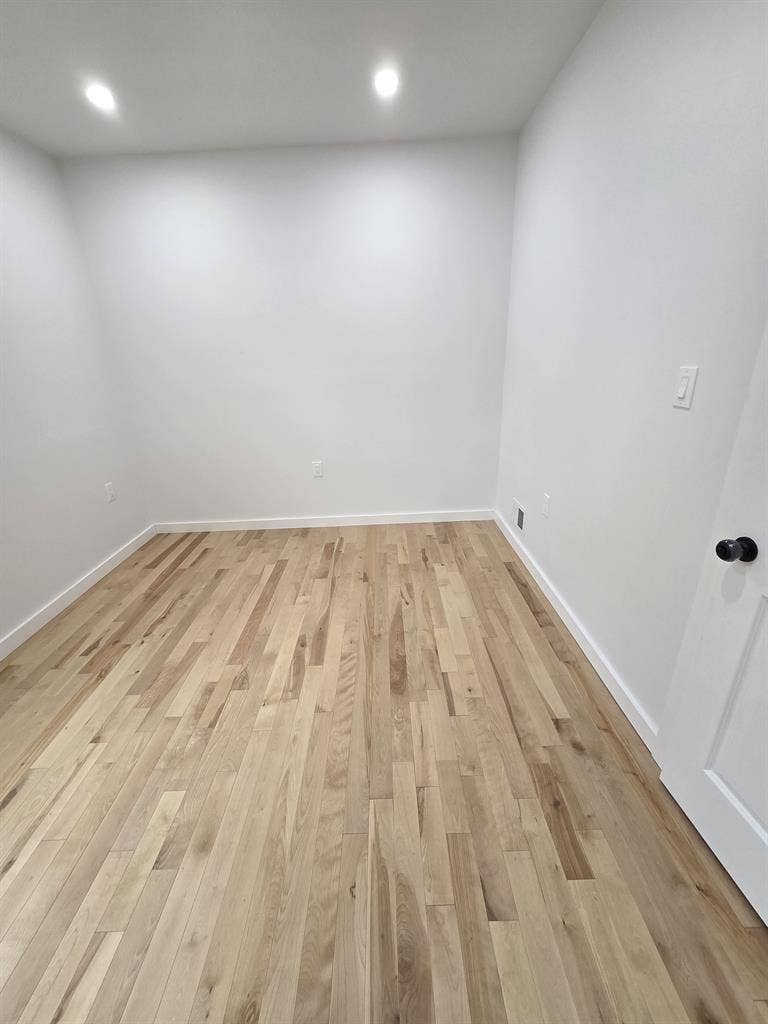 Bedroom w. Shared Bathroom