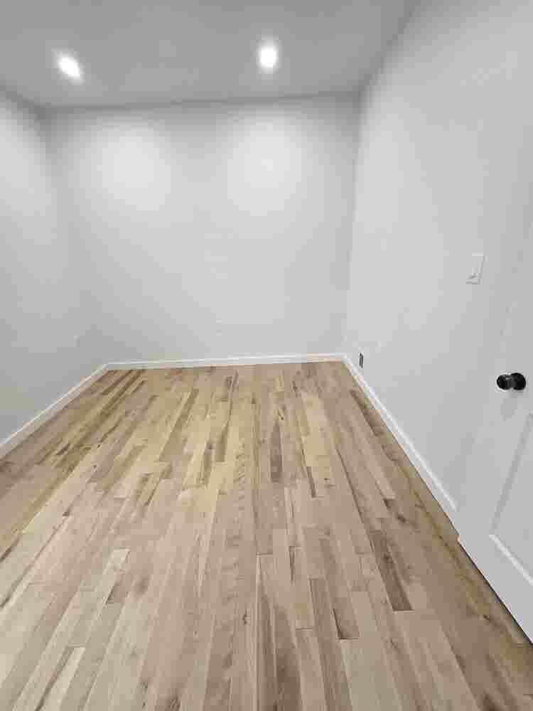 Bedroom w. Shared Bathroom