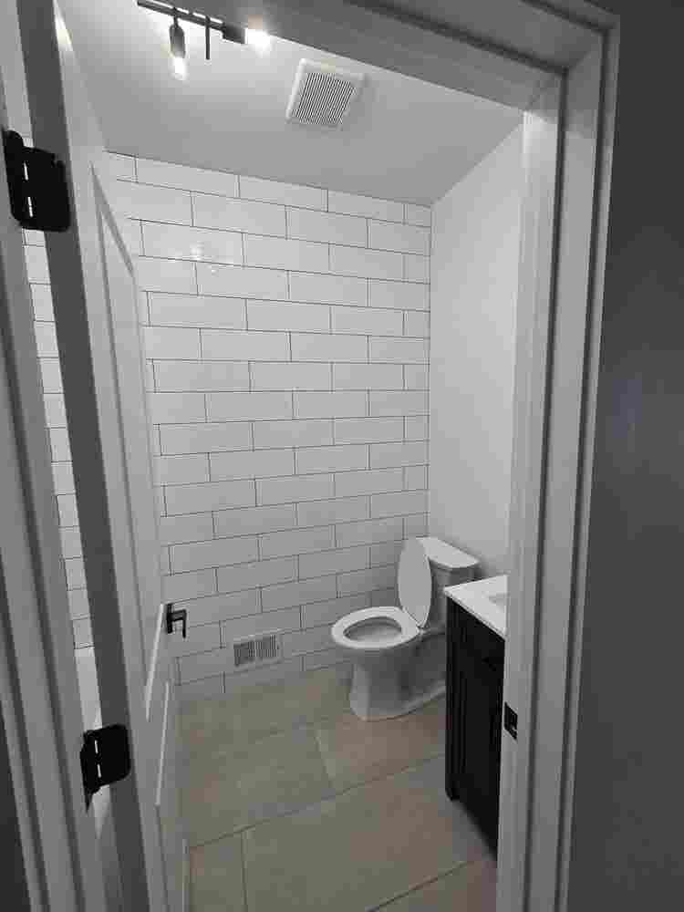 Bedroom w. Shared Bathroom