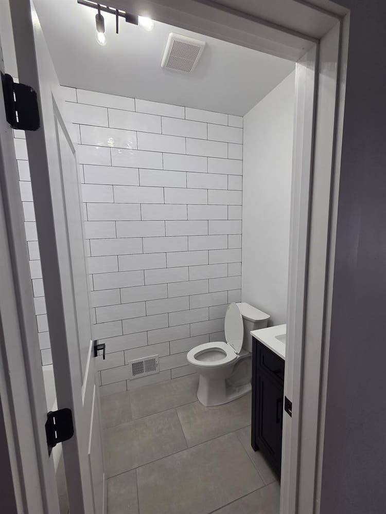 Bedroom w. Shared Bathroom