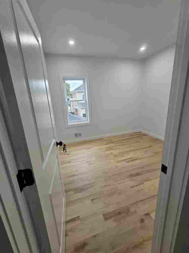 Bedroom w. Shared Bathroom