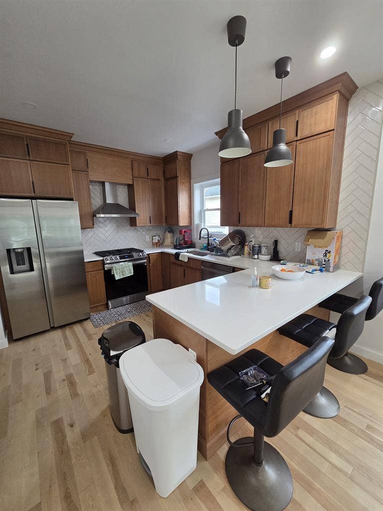 Bedroom w. Shared Bathroom