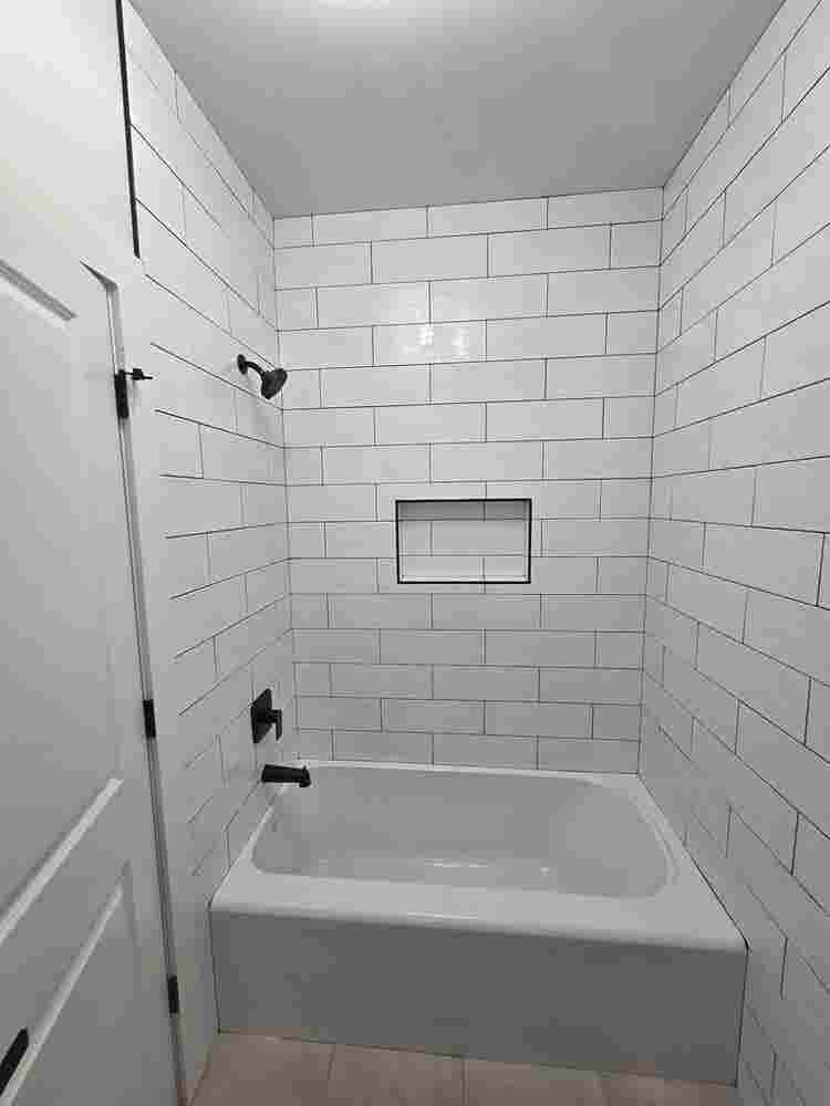 Bedroom w. Shared Bathroom