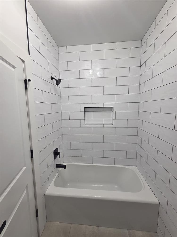 Bedroom w. Shared Bathroom