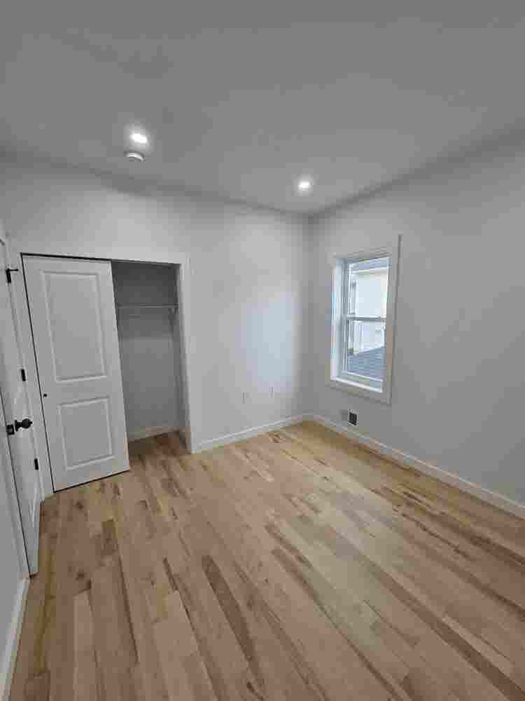 Bedroom w. Shared Bathroom