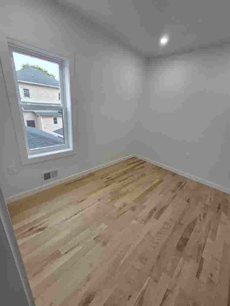 Bedroom w. Shared Bathroom
