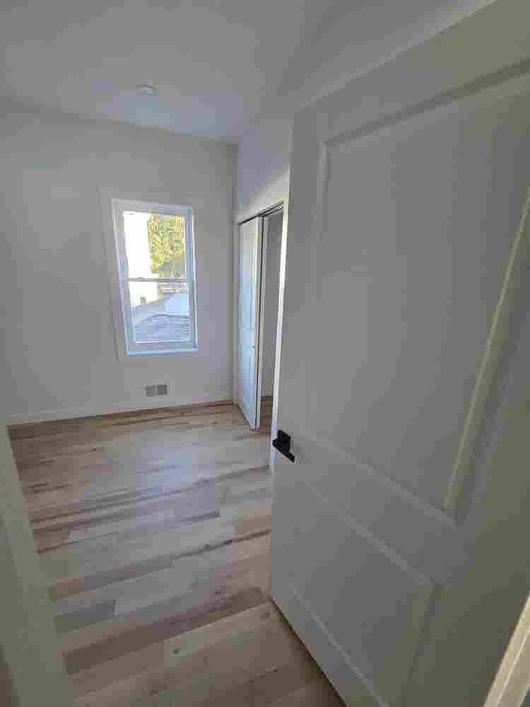 Bedroom w. Shared Bathroom