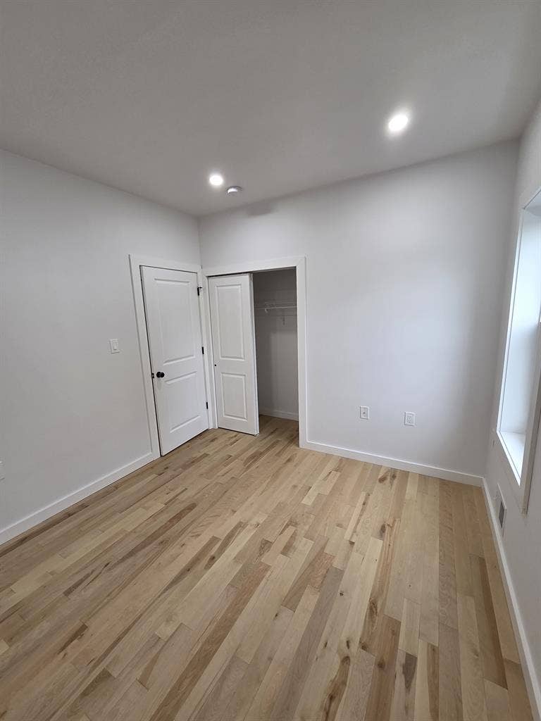 Bedroom w. Shared Bathroom