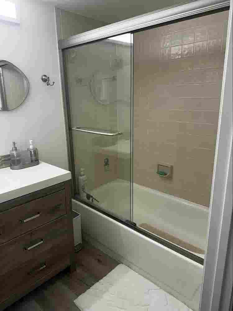Looking for a male roommate