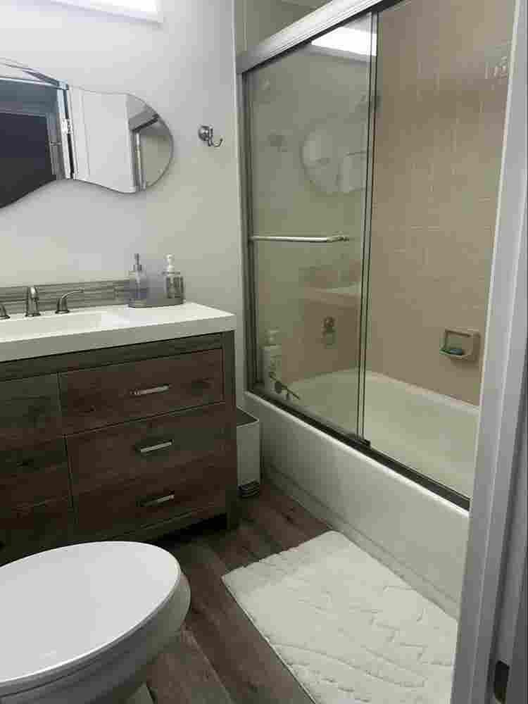 Looking for a male roommate