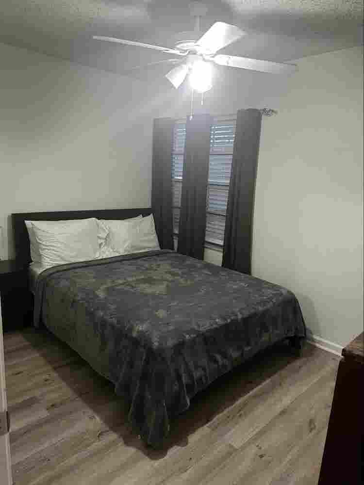 Looking for a male roommate