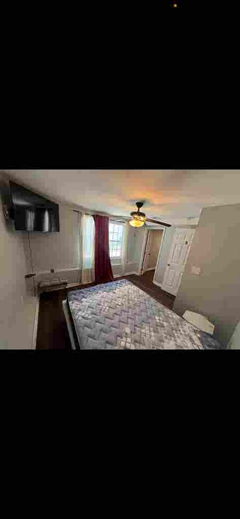 Room, private bathroom + bonus room