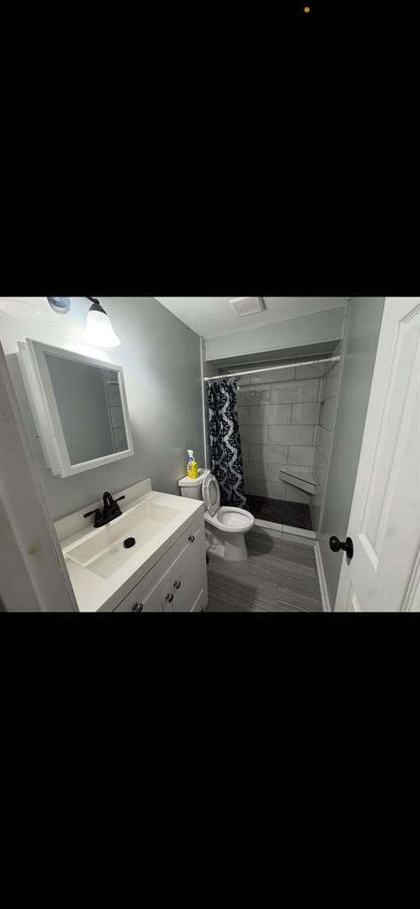 Room, private bathroom + bonus room