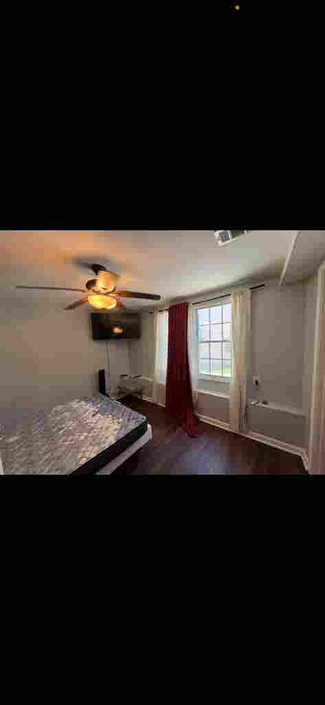 Room, private bathroom + bonus room