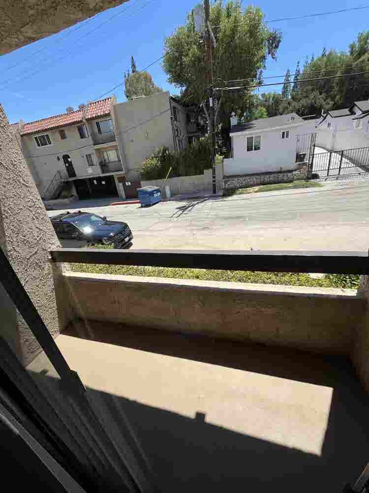 Couple looking for a roommate