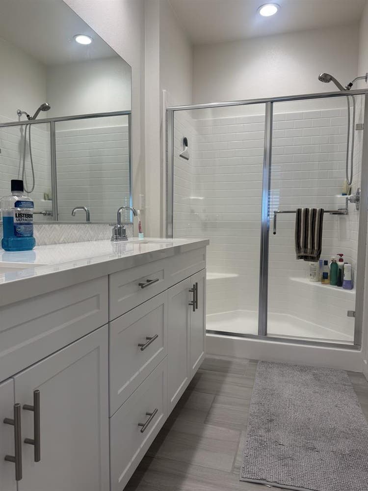 Master Bedroom w Private Bathroom